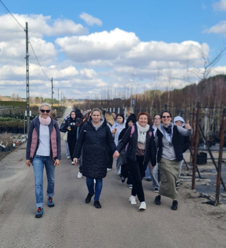 Dziewczęta z Młodzieżowego Ośrodka Socjoterapii z opiekunkami podczas wyprawy do lasu