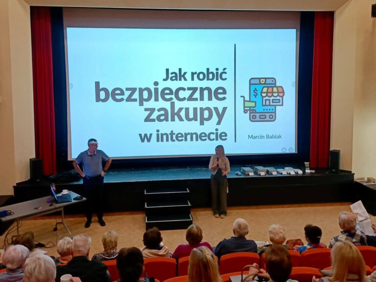 Seniorzy na sali podczas zajęć o bezpiecznych zakupach w internecie