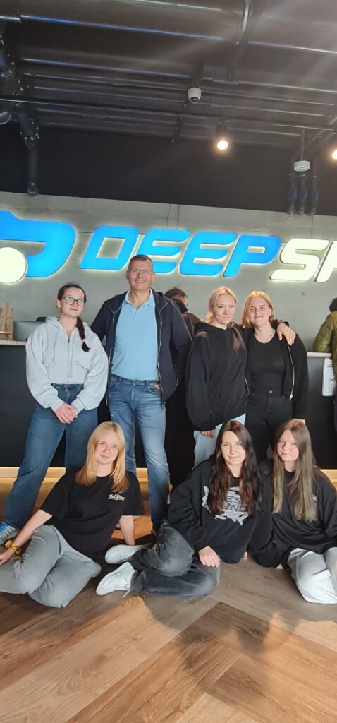 Wspólne zdjęcie uczestniczek z instruktorem w Deepspocie